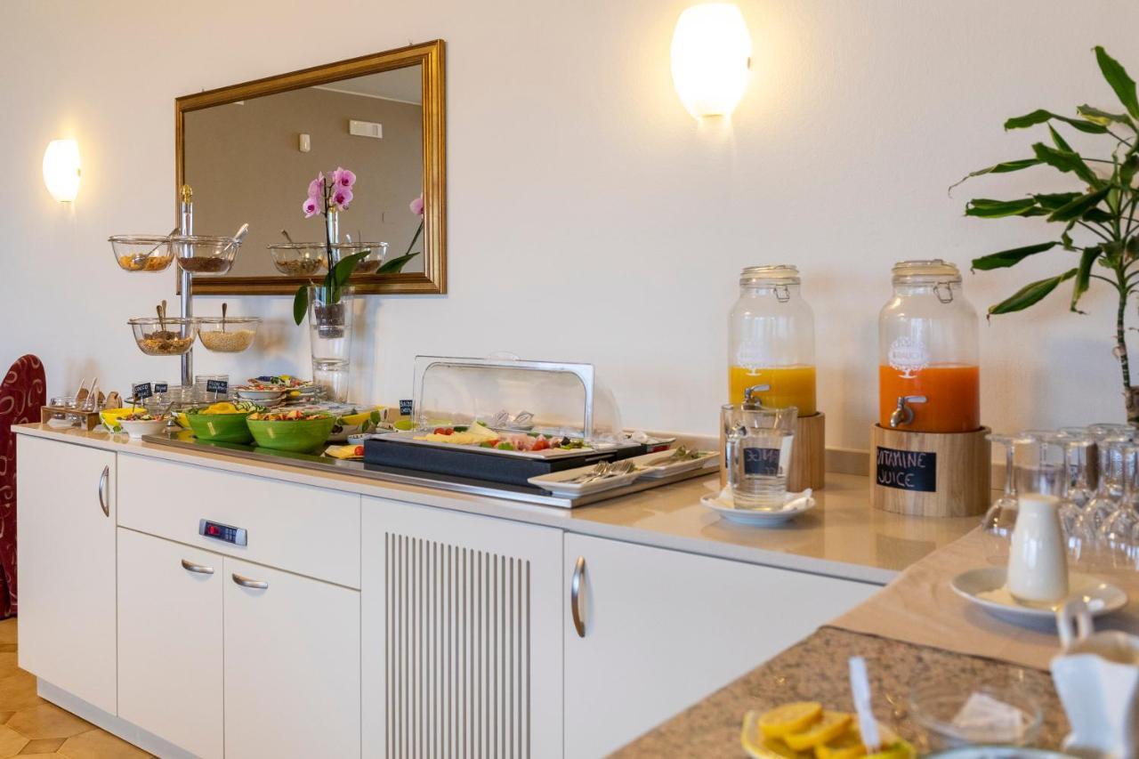 Hotel Nettuno Brenzone sul Garda Eksteriør billede